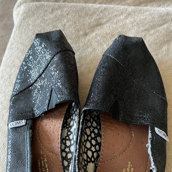 Tom’s black shimmery slip on, cushioned insole! Sz. 8M, worn around the edges! - Picture 5 of 6